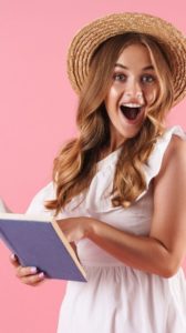 Noia amb barret llegint un llibre