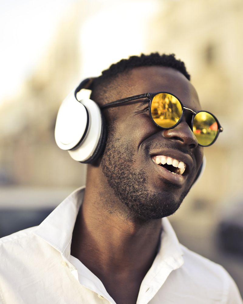 Young inlingua Andorra student smiling with headphones and sunglasses