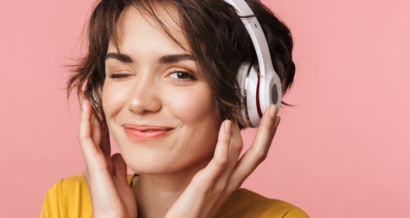 Young female inlingua student smiling with headphones